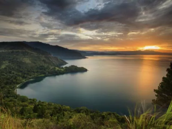 Sunset view of a Hawaiian bay, seen after moving cheaply to Hawaii.