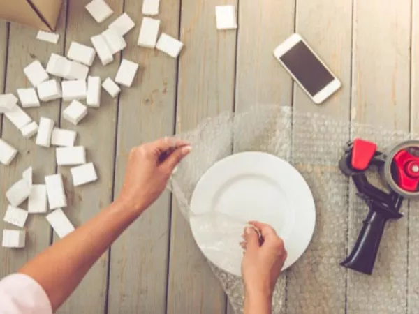 packing-dishes-for-a-move