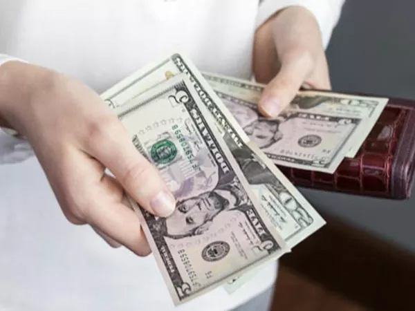 Person counting money to determine tips for a moving crew.